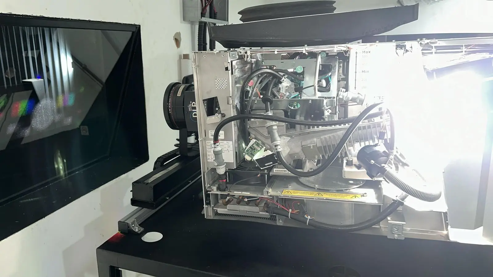 Projetor aberto durante manutenção